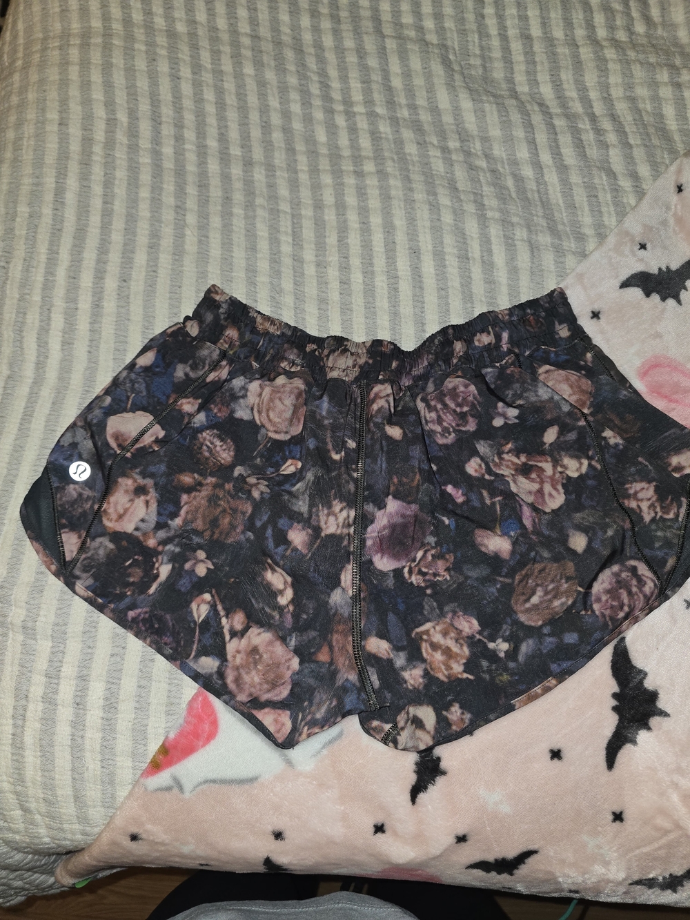 lululemon athletica Women's Dark Floral Hotty Hot Shorts - Black & Pink Size 6